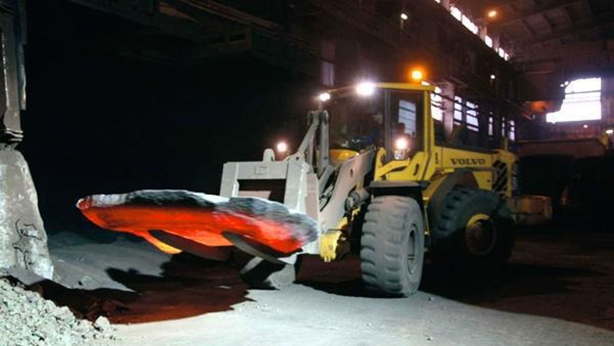 Med 500 varmegrader på pallegaflene. Bjørn Birkelid og hans Volvo L120F henter et ferdigstøpt ferromanganflak på ca. 6 tonn.