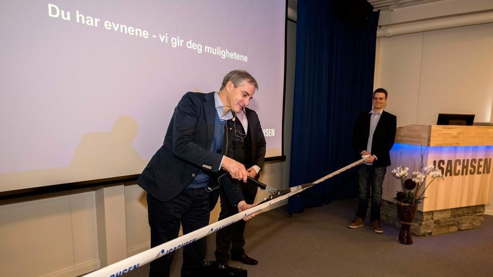Jonas Gahr Støre sto for den offisielle åpningen av Isachsens nye lærlingesenter i Solbergelva utenfor Drammen.