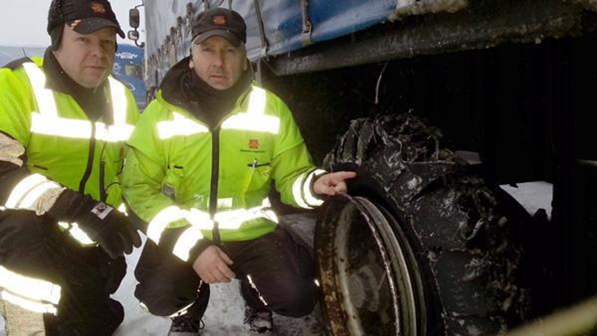 Kontrollør Bent Müller (t.v) og inspektør Øyvind Grotterød i Statens vegvesen ved ett av de punkterte dekkene.