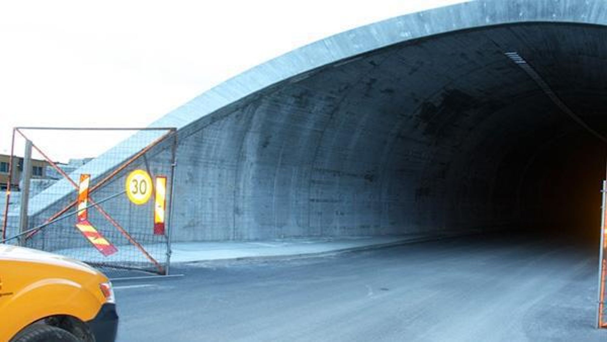 Elektroarbeidet er akkurat startet opp i tunnelen. Blant annet er kabelbruene i tunneltaket under montering.