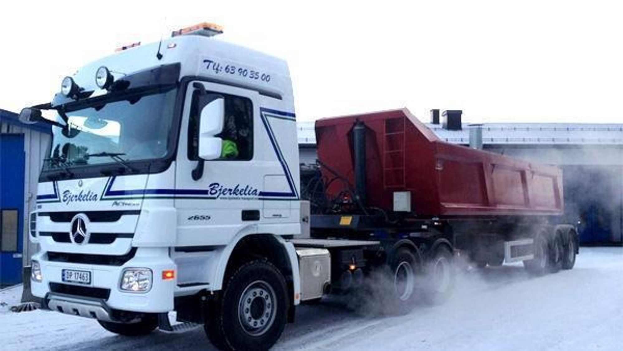 Mercedes-Benz Actros 2655 med tippsemi.