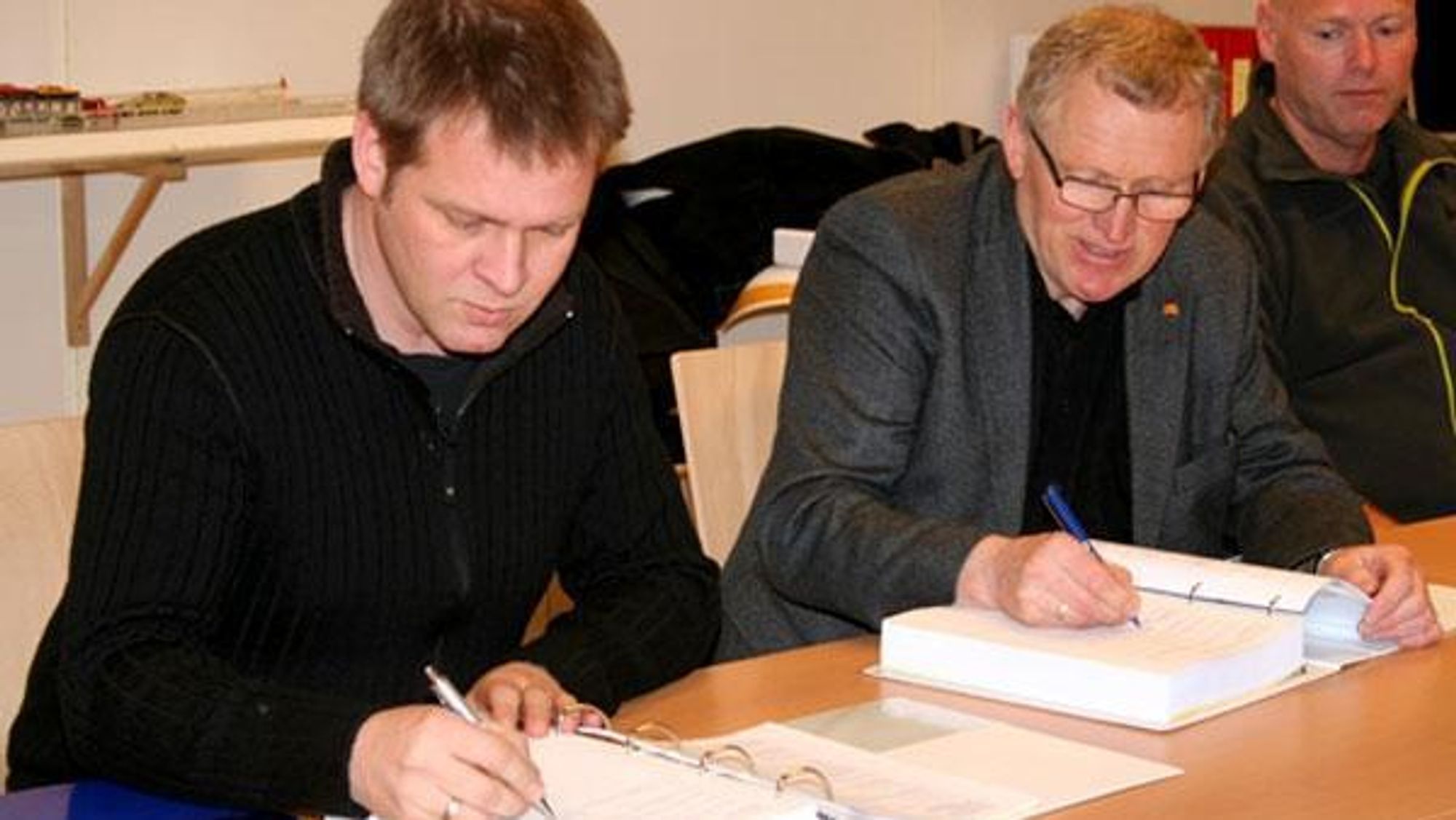 Kontrakten ble signert av Asgeir Loftsson fra entreprenørselskapet Istak - et datterselskap av E. Pihl & Søn AS. Regionvegsjef i Region nord, Torbjørn Naimak, til venstre.
