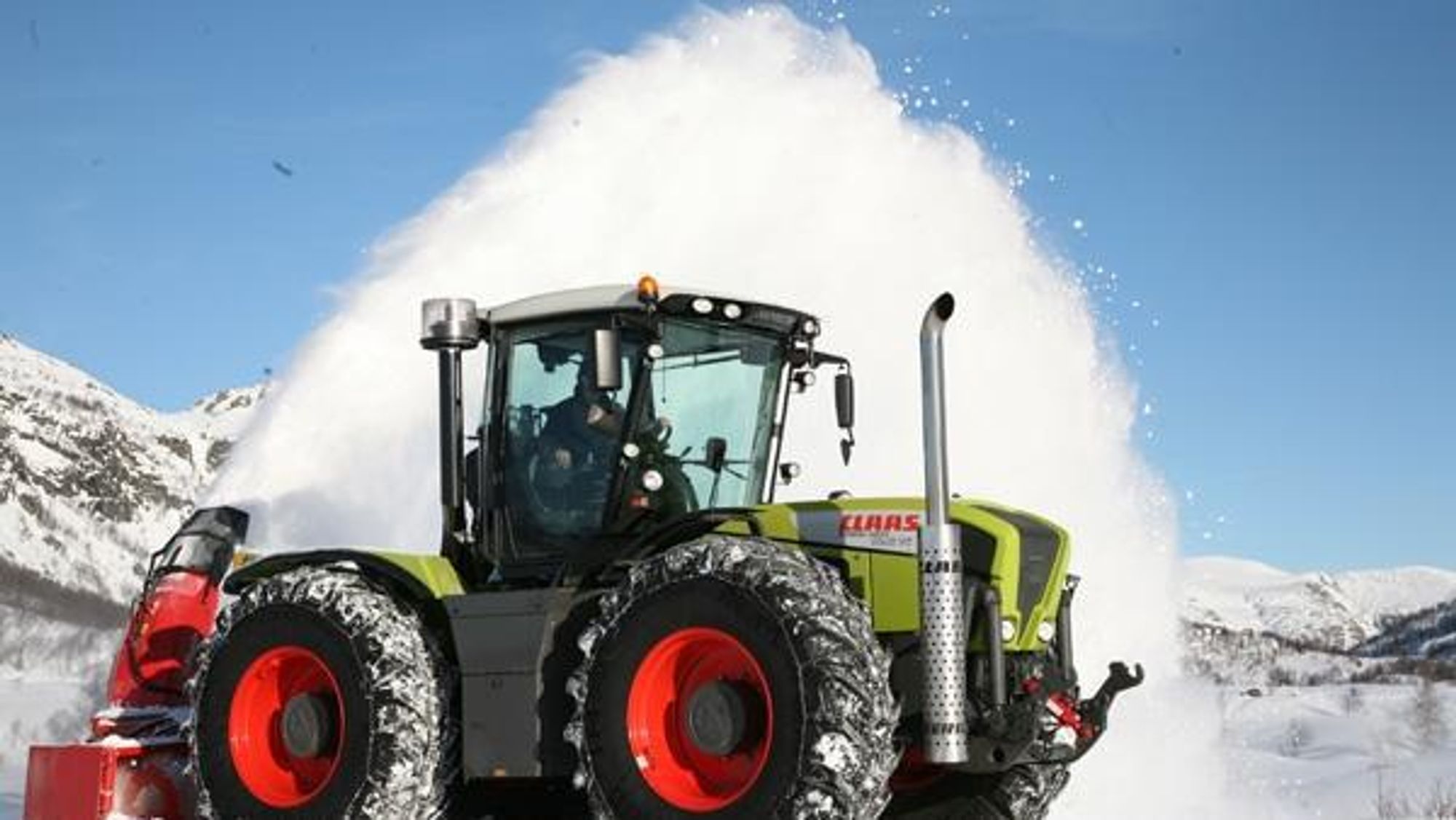 Claas-kjempen og snøfreseren fra Tokvam kaster snøen pokker i vold under brøyting i Hemsedalsfjellet.