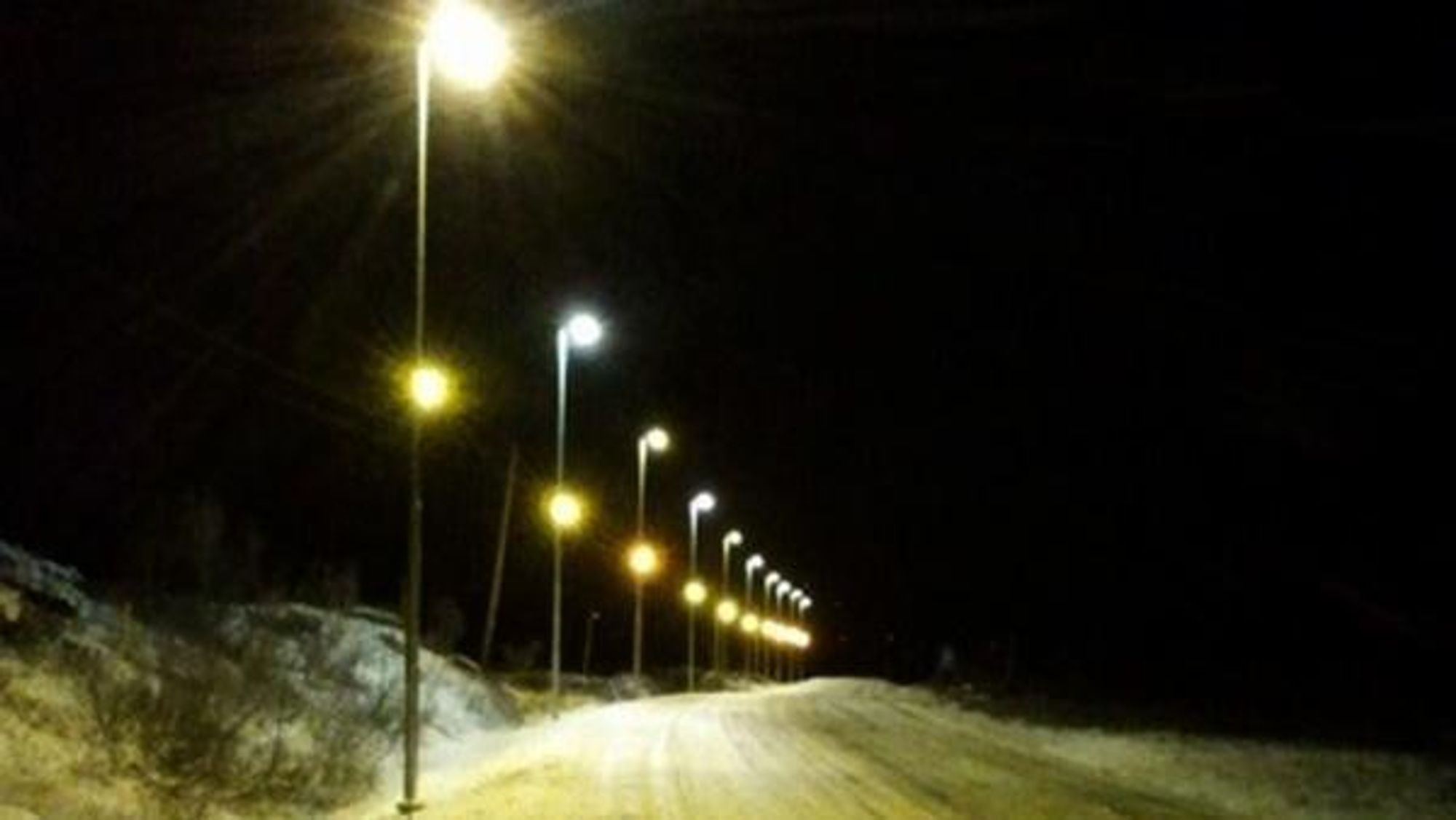 Disse lyktestolpene ble satt opp i høst langs E16 over Filefjell. Lysene er et testprosjekt, for å finne ut om permanente «brøytelys» kan være aktuelt på strekningen Smedalsosen - Filefjellstunnelen.