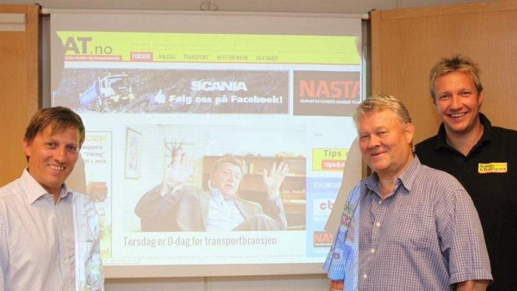 Hele organisasjonen i forlaget Bjørgu AS, utgiver av Anlegg&Transport, har sett frem til denne dagen. Her ved påtroppende redaktør Klaus Eriksen (f.v), redaktør Bjørn E. Eriksen og salgssjef Kenneth Johnsen.