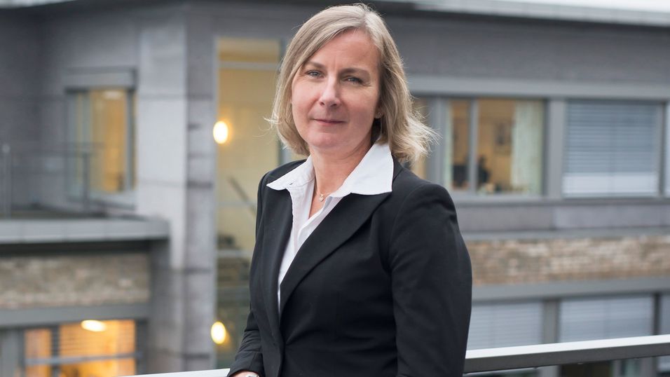 Nkom-sjef Elisabeth Aarsather har sendt varsel til Telenor om regulering av kobbernettet. En av endringene er at andre operatører kan få bygge ut kobbersentraler med teknologier som Gfast der Telenor selv ikke velger å bygge ut.