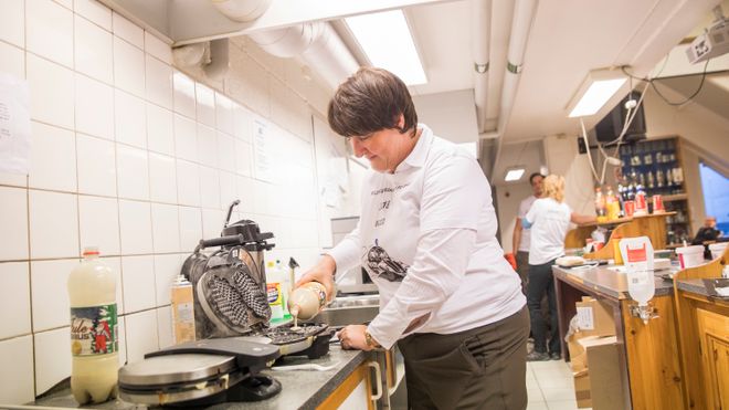 Her steker politimesteren vafler til over 500 politifolk