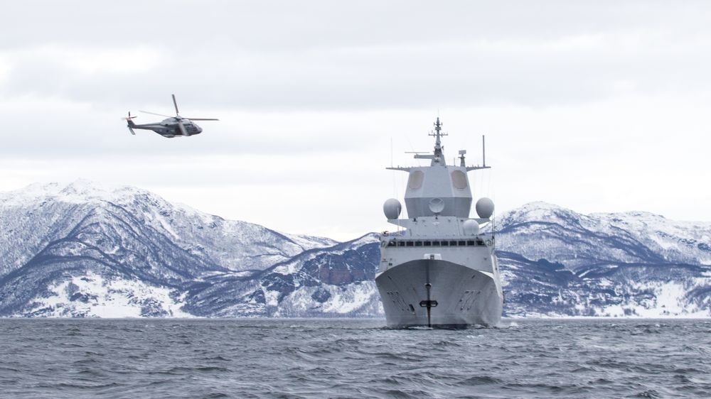 Under øvelse Joint Viking ble det gjennomført Lowpass med NH90 helikopter og fregatten KNM Helge Ingstad // Lowpass with NH90- helicopter and KNM Helge Ingstad during excercise Joint Viking.