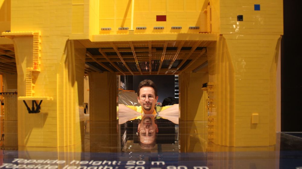 Matija Pužar har laget et flust av komplekse Lego-modeller, blant annet av oljeplattformer og Institutt for Informatikk ved UiO.