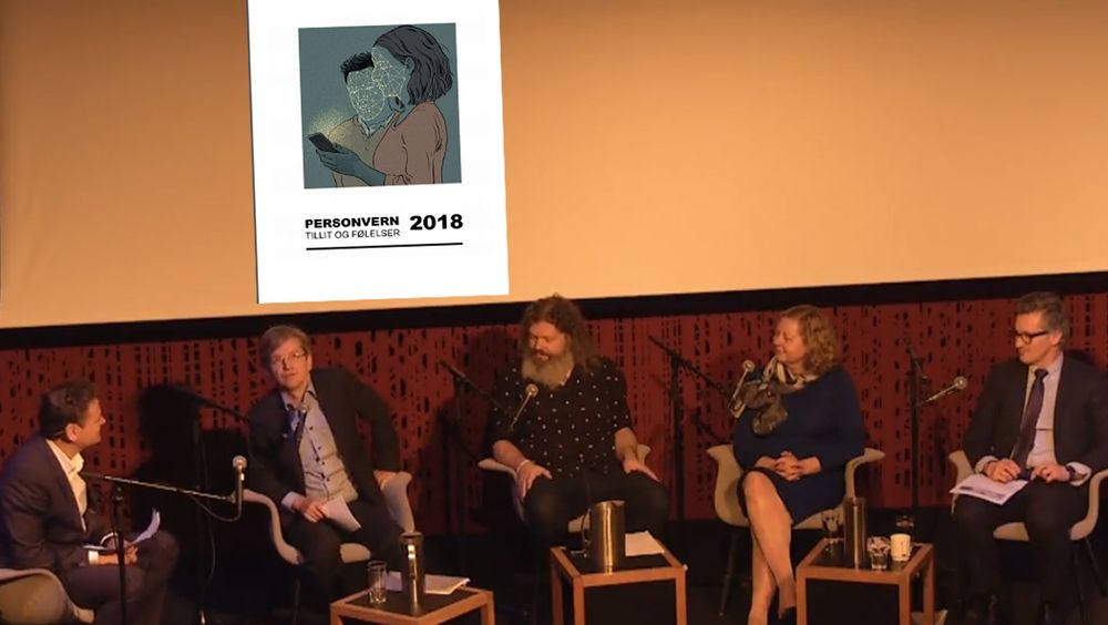 Panet som diskuterte innholdet i den nye rapporten. Fra venstre Tore Tennøe i Teknologirådet, statssekretær Paul Chaffey, Torgeir Waterhouse i IKT Norge, Berit Svendsen i Telenor og Bjørn Erik Thon i Datatilsynet.