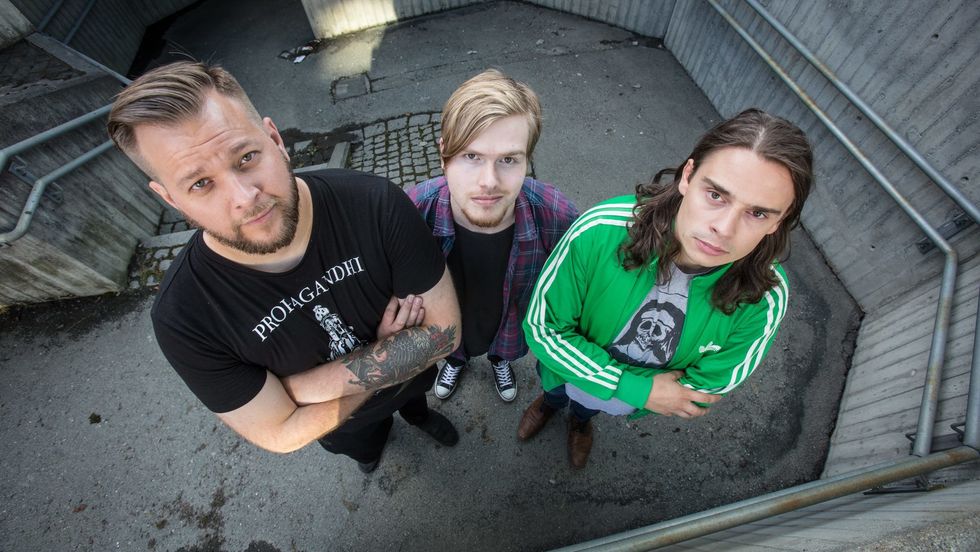 - UVERKELEG: Bård Linga (midten) er bassist i Bokassa, som for tida turnerer med Metallica. Nyleg opptrådte dei i heimbyen Trondheim.