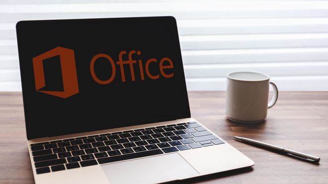 Bærbar PC som på skjermen viser Microsoft Office-logoen.