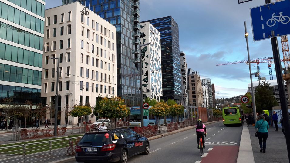 Kaffelatteland i Oslo sentrum, her karikert ved Barcode ved Operaen i Oslo havn, har ganske ulike behov for mobilnett, sammenliknet med produksjonsindustri i Grenland og havbruk utenfor kysten av Nord-Norge.