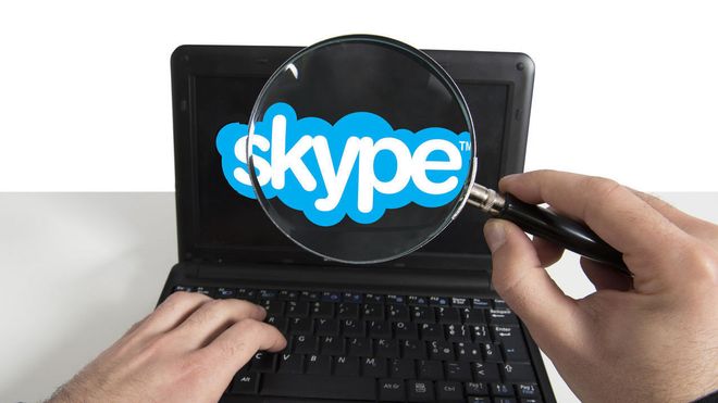 Person gransker Skype med et forstørrelsesglass.