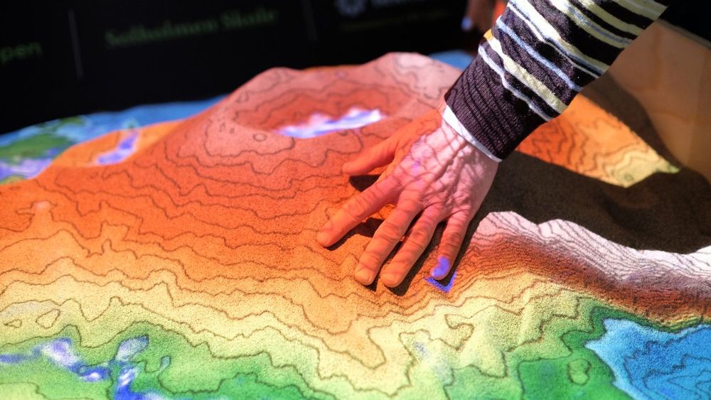 En AR-sandkasse baserer seg på programvare som lar en projektor projisere et bilde som endrer seg basert på 3D-data som innhentes fra et 3D-kamera av for eksempel typen Microsoft Kinect.