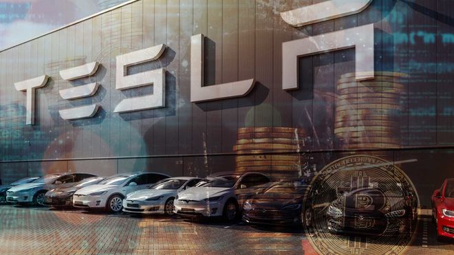 Tesla-biler på utsiden av fabrikken. Bildet er "vannmerket" med Bitcoin-mynter.