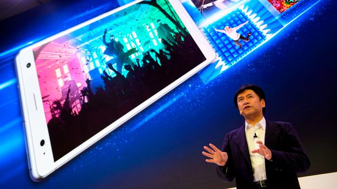 Hideyuki Furumi i Sony viser frem Sony Xperia XZ2 på en pressekonferanse i Barcelona.