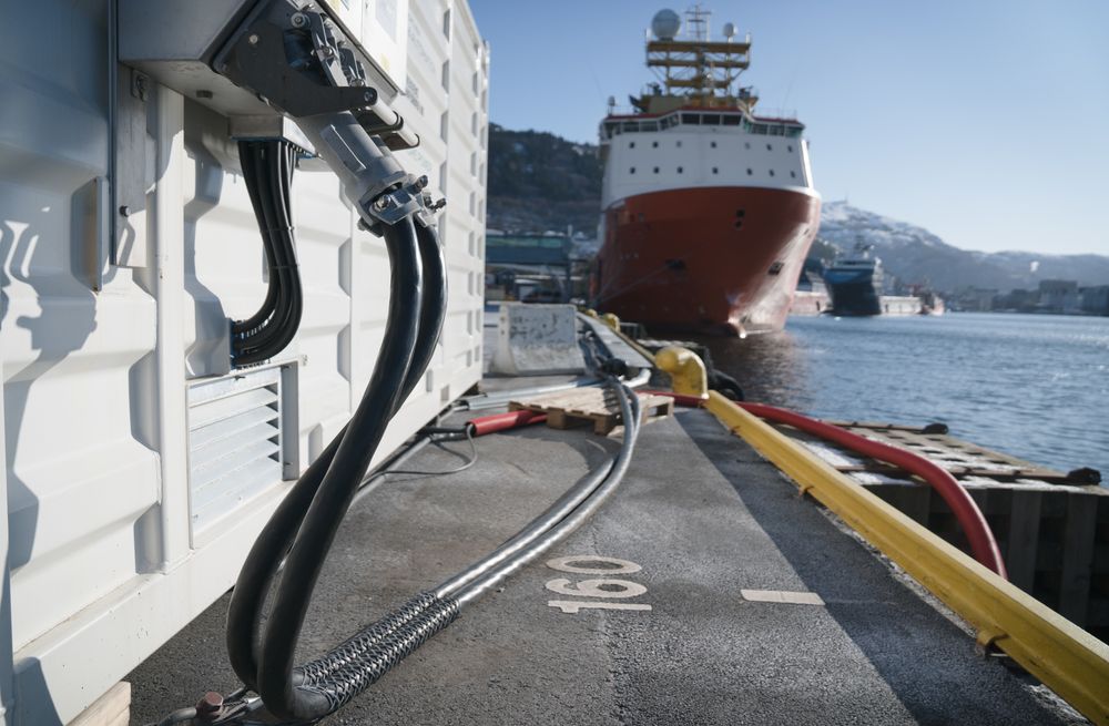 Container med landstrømutstyr for to offshorefartøy på Skoltekaien i Bergen. Havan har også fått støtte til å bygge ut anlegg som er tilpasset tre cruiseskip samtidig.