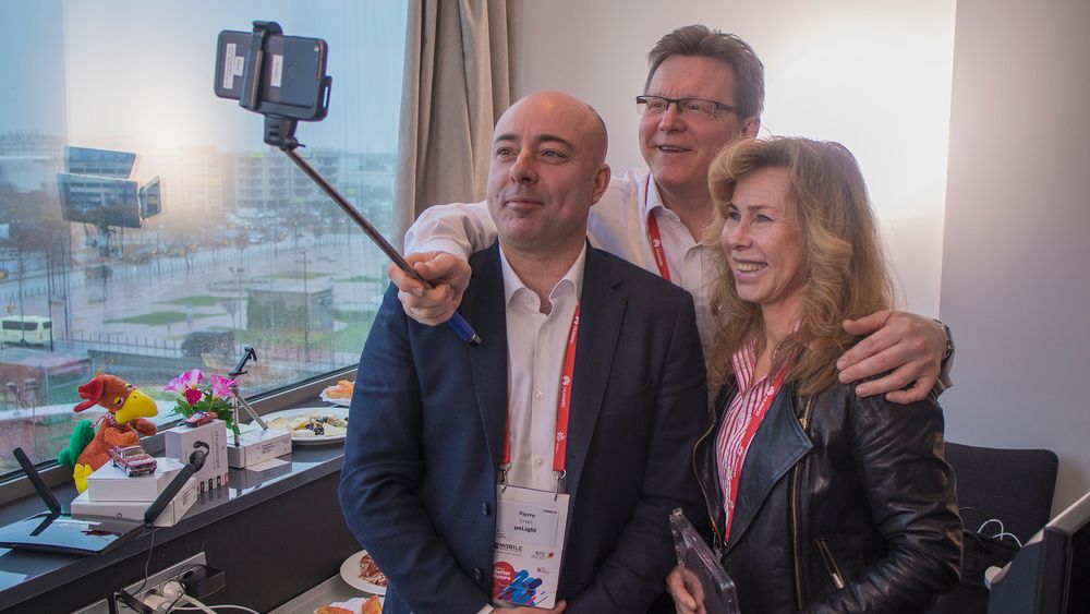 Selfie: poLightsjef Øyvind Isaksen tar bilde med teknologidirektør Pierre Craen og COO Marianne Sandal. Telefonen er en Google Pixel modifisert med TLens kameraer både foran og bak.