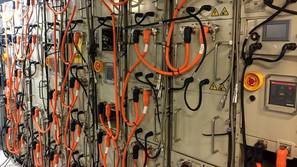 En av de første batteripakken levert fra PBES-fabrikken i Trondheim, ferdig installert i et skip.