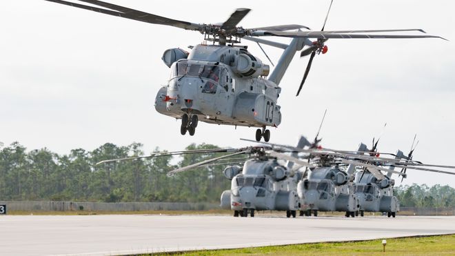 Slik ser det ut når 17 megawatt-helikopteret løfter 16 tonn