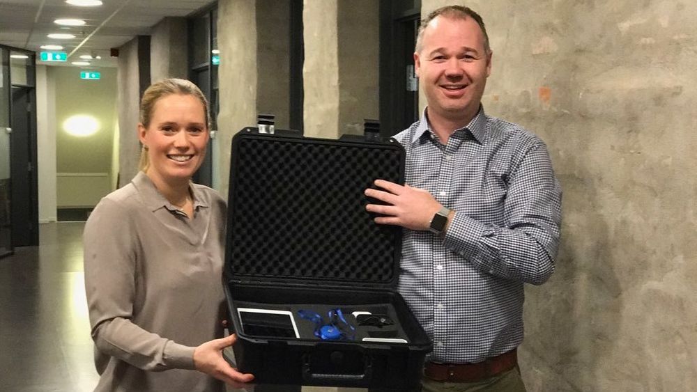 Veronica Aam og Martin Vik viser frem en av koffertene for virtuell korttidsavdeling.