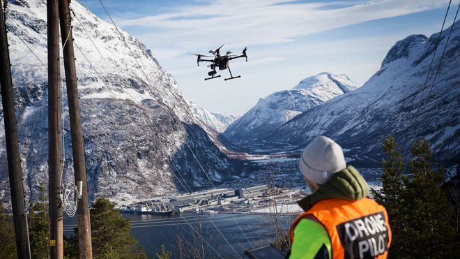 Sikrer strømforsyning og stasjoner med «intelligente» droner