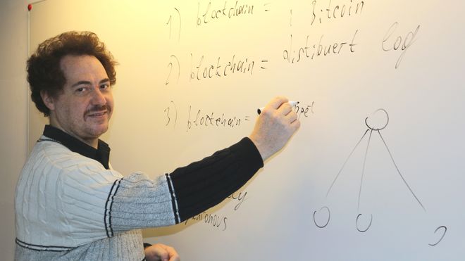Roman Vitenberg forklarer hva blokkjedeteknologi er.
