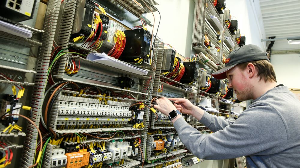 Mye skal henge sammen: Lærling Jonas Høvig i arbeid med å sy sammen tavleløsninger. Eid Elektro legger sterk vekt på rekruttering av lærlinger. De tar i snitt inn seks nye lærlinger i året.