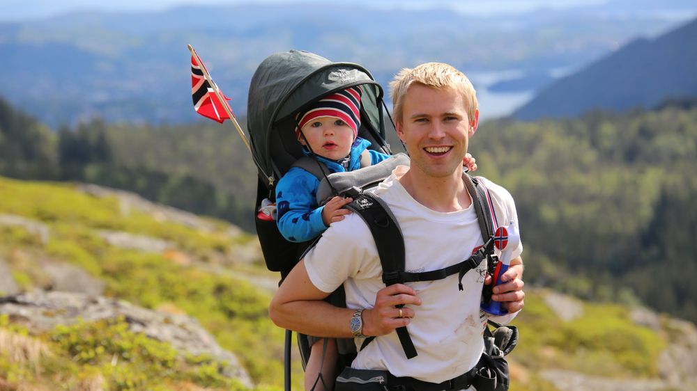 Hans Kristian Flaatten programmerer mye på fritiden. Likevel rekker han ofte å ta med familien på tur i skog og mark.