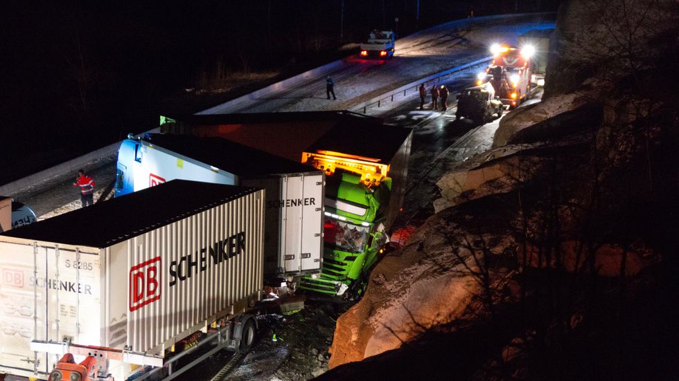 KRITIKK: Statens vegvesen får kritikk av Havarikommisjonen etter kjedekollisjonen mellom fire vogntog og ein varebil i Lærdal i april 2018.