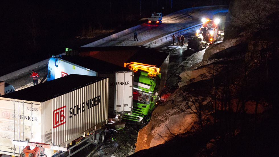 KRITIKK: Statens vegvesen får kritikk av Havarikommisjonen etter kjedekollisjonen mellom fire vogntog og ein varebil i Lærdal i april 2018.