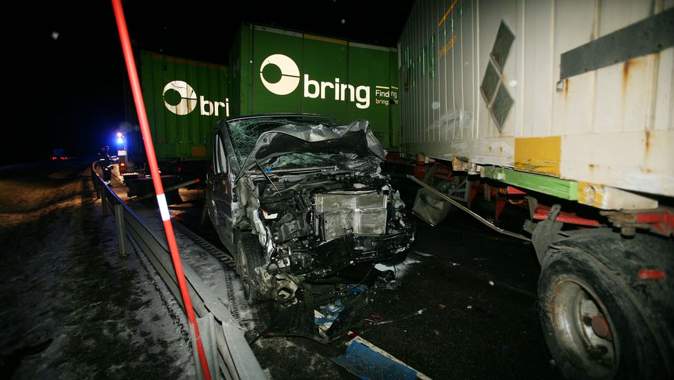 STYGG ULUKKE: Tre vogntog, ein lastebil og ein varebil kjekolliderte i april i fjor på E16 i Lærdal. Dårleg salting får mykje av skulda.