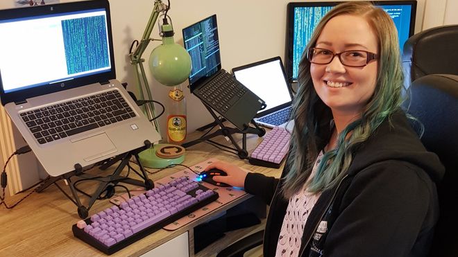 Marit Iren Rognli Tokle foran PC. Foto.