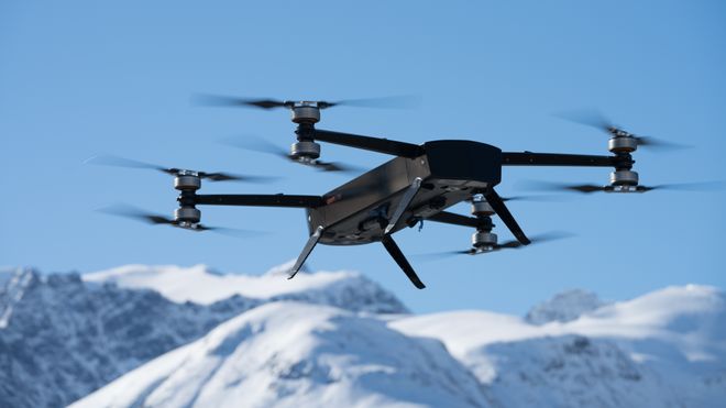 Nå flyr den enorme dronen fra den lille fabrikken på Sunnmøre