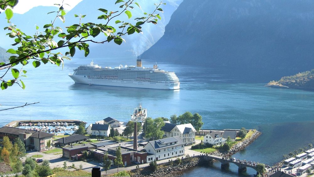 Hellesylt er en av havnene som foreslås bygget ut med landstrøm for cruiseskip.