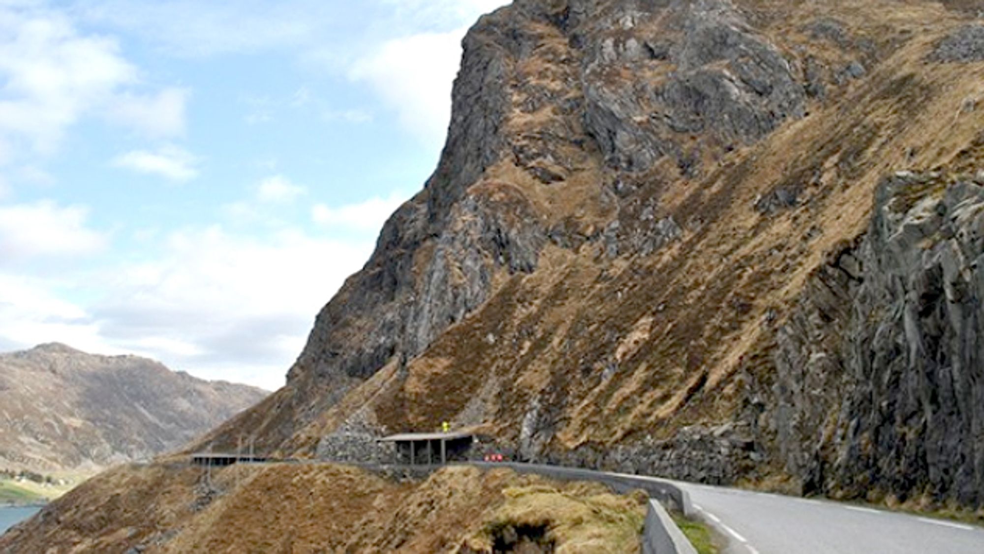 Det bygges tunnel ved Kleiva forbi den mest skredutsatte strekningen mellom Halsen og Gatteneset. Under arbeid med å sprenge ut forskjæringen på østsiden av Strandanipatunnelen ble det boret på gammelt sprengstoff.