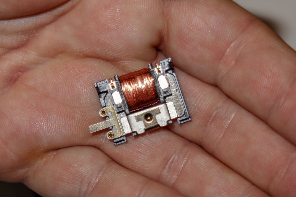 Det klassiske prisippent med å trekke en magnet gjennom en spole utnyttes for å skru på, f. eks. en lampe. I tillegg er radiosignalene som går fra bryteren til lamen et godt fundament for det man trenger i et smarthus.