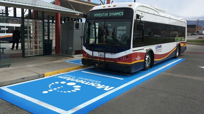 En 200 kW trådløs lader integrert i asfalten ved ett av Link Transits busstopp.