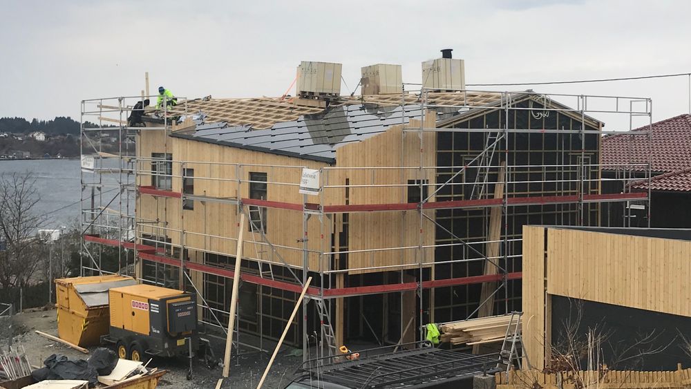 Her legges solcelletaksteinen på taket. Taksteinen vil produsere hele husets strømbehov.