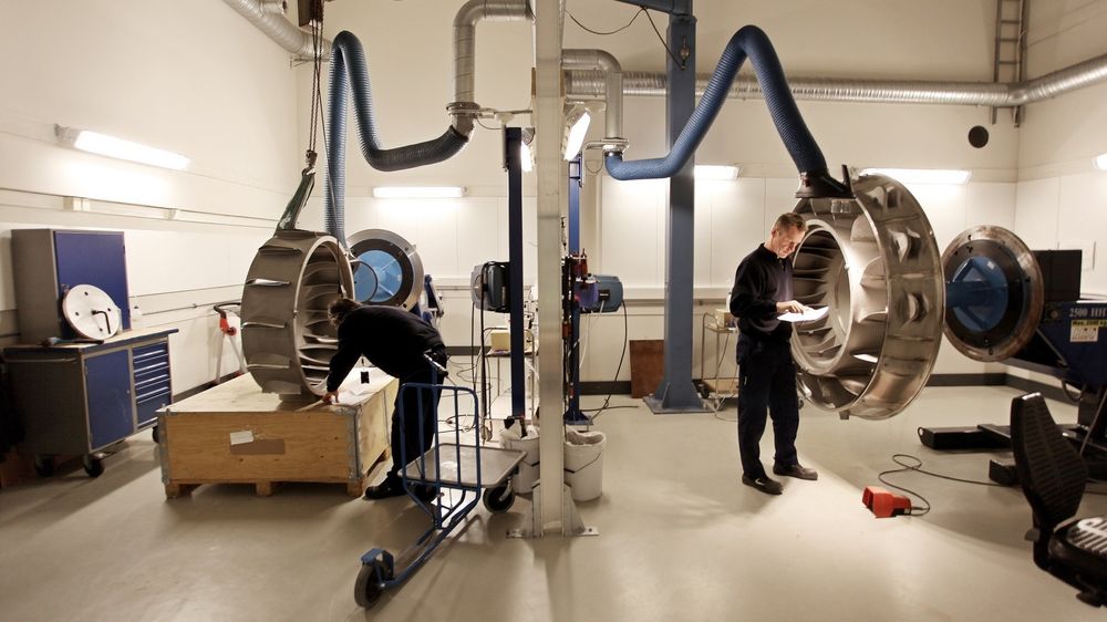 Flyindustrien stiller som kjent strenge kvalitetskrav til alle komponenter. Her foregår inspeksjon av bakre turbinhus, såkalte «turbine rear frames».