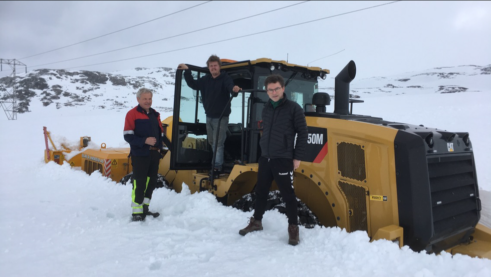 OPNAR IKKJE HEILT ENNO: Frank Eldegard (til høgre) lovar opning 1. mai. I ventetida håpar dei å laga til ei parkering på Årdalssida på 1000 meter. (Arkiv)