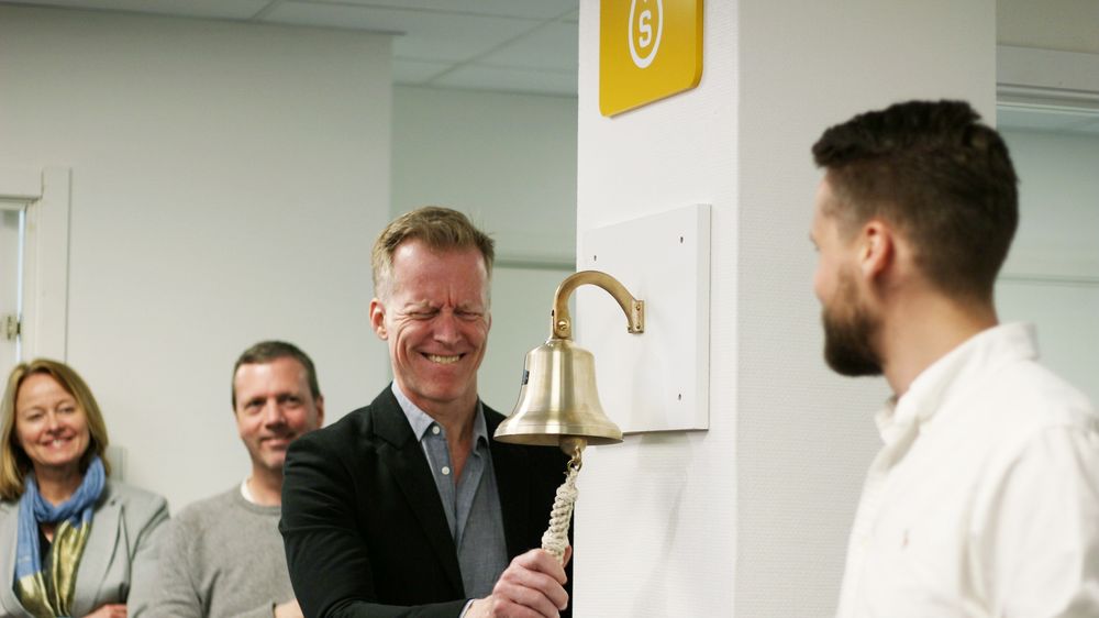 OsloMet-rektor Curt Rice åpner Gründergarasjen med bjelleklang.