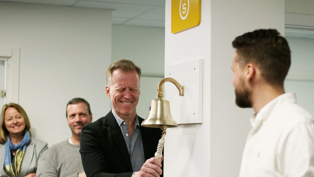OsloMet-rektor Curt Rice åpner Gründergarasjen med bjelleklang.