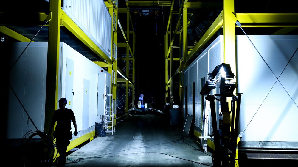 Fylles opp: En ny fjellhall i Lefdal Mine Datacenter er i ferd med å fylles opp. Det samlede volumet i gruvegangene er enormt. De har startet på nivå 3. Stålbedriften Stryvo fra Stryn lager stativene som holder de 40 fot store kontainerne.