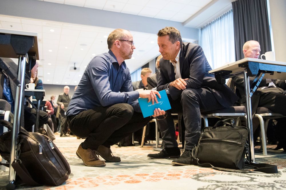 Konsernsjef Per-Magne Tveiten (t.v.) og avtroppende styreleder Tomas Brunegård før forrige ukes generalforsamling i Mentor Medier.