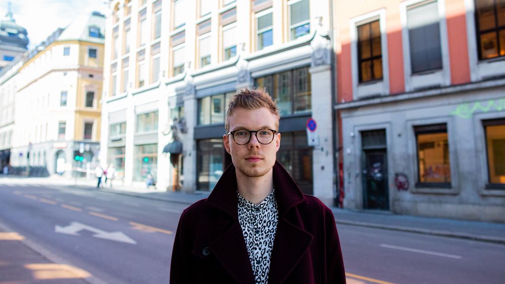 Tobias Judin, juridisk rådgiver i Datatilsynet. Datatilsynets hovedkontor i bakgrunnen.