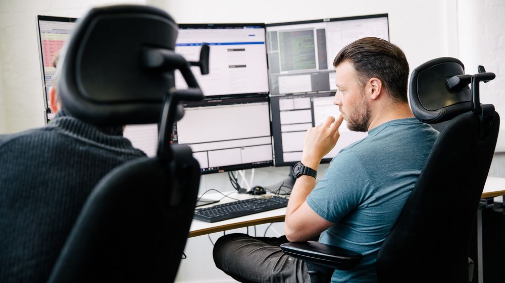 Analytikerne ved NTT Securitys sikkerhetsoperasjonssentral i Mölndal bruker intet færre enn seks skjermer.