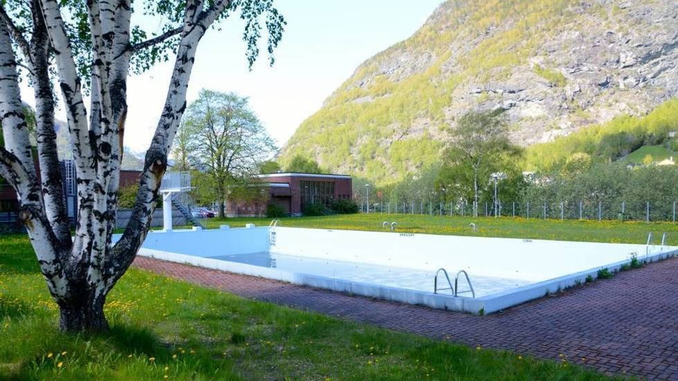 OVER BUDSJETT: Reparasjonen av friluftsbassenget på Årdalstangen er no rekna å kosta 2,7 millionar kroner, etter momskompensasjon.