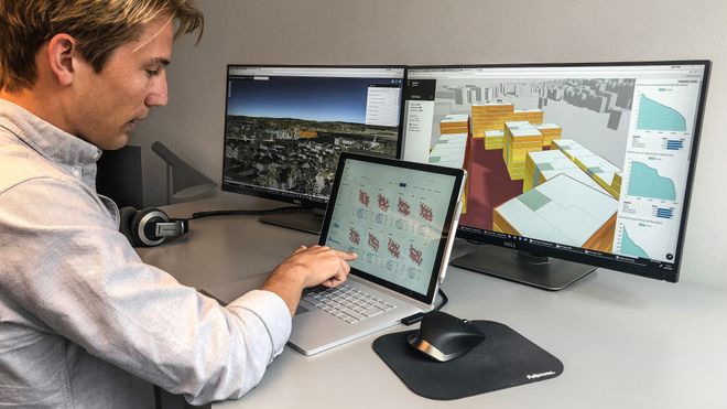 Espen Haugen fra Spacemaker viser frem AI-verktøyet de har utviklet.